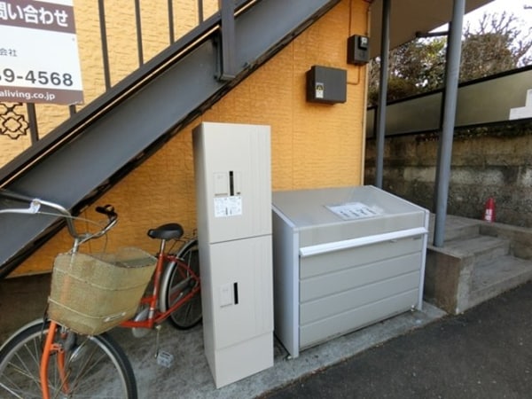 敷地内アパート専用ゴミステーションと宅配ボックス