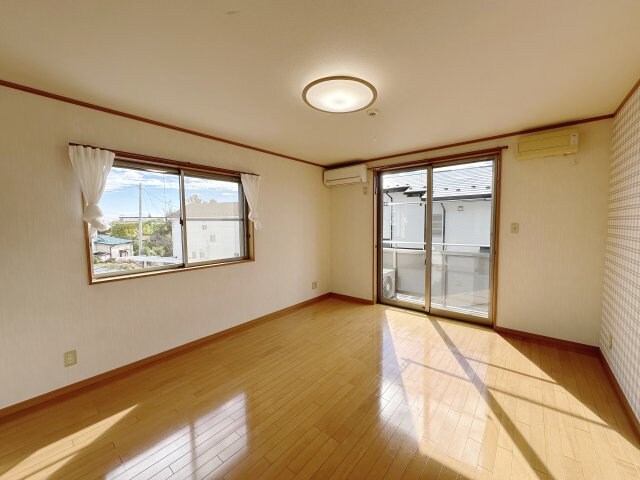 物件内観写真2　(窓枠には室内物干しがついてます！シャッター雨戸もついてますよ)