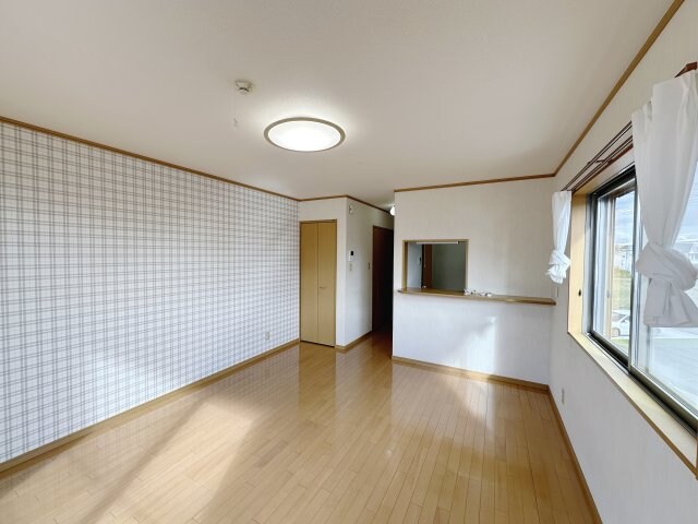 物件内観写真3　(チェックのアクセントクロスがかわいらしいです！)