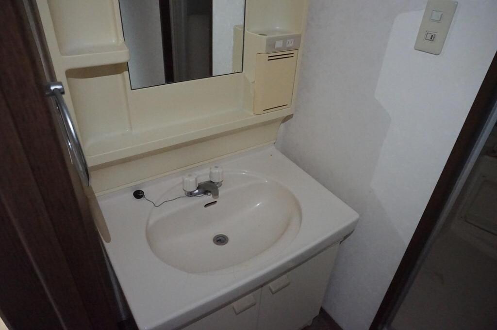 物件内観写真8　(朝の支度にも助かる、独立の洗髪洗面化粧台)