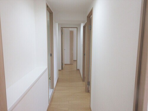 物件内観写真23　(LDKから見た廊下　※2025年3月撮影)