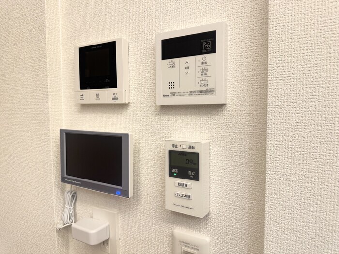 物件内観写真20　(追い炊き機能、発電モニター、モニター付きインターホン)