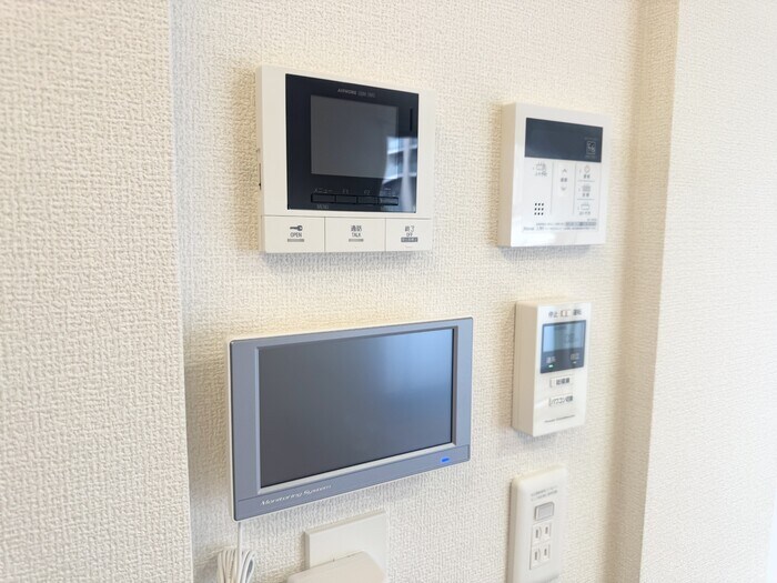 物件内観写真20　(モニター付きインターホン、発電モニター、追い炊き機能)