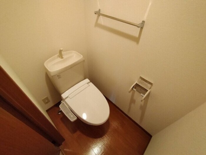 物件内観写真11　(温水洗浄暖房便座のトイレ)