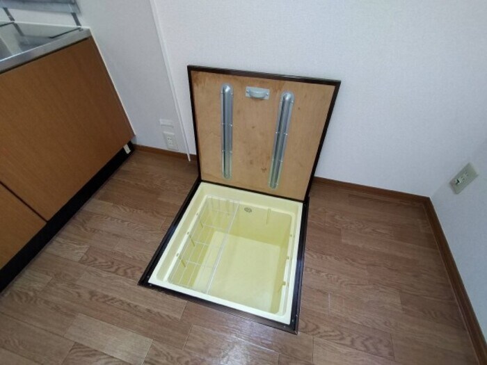 物件内観写真16　(床下収納)