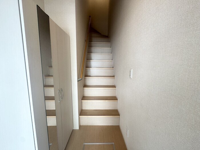 物件内観写真23　(階段)