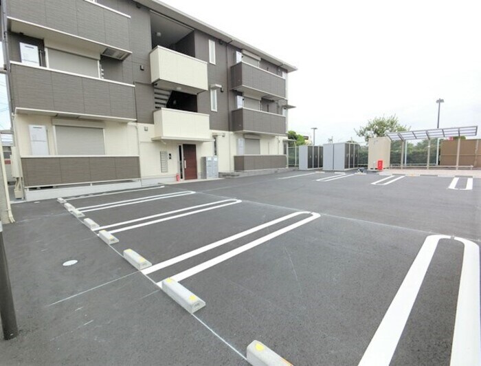 物件外観写真2　(駐車場)