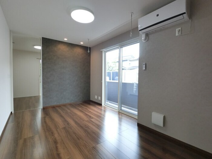 物件内観写真6　(リビング エアコン、照明器具、室内物干し、収納棚付き)