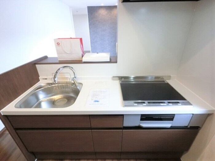 物件内観写真7　(対面キッチン IHクッキングヒーター、タッチレス水栓、床下収)