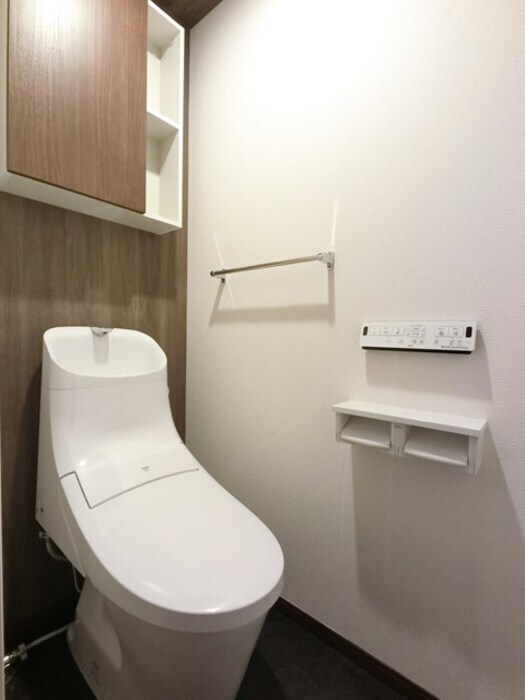 物件内観写真11　(トイレ 壁面ボタン、温水洗浄暖房便座、収納物入付き)