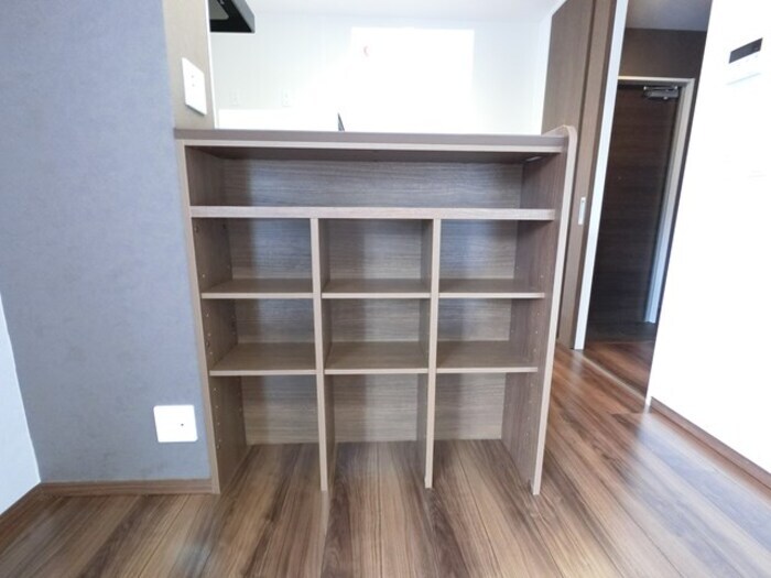 物件内観写真18　(リビング 収納棚)