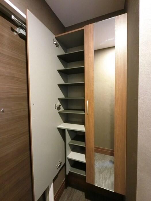 物件内観写真23　(玄関 鏡付きシューズボックス)
