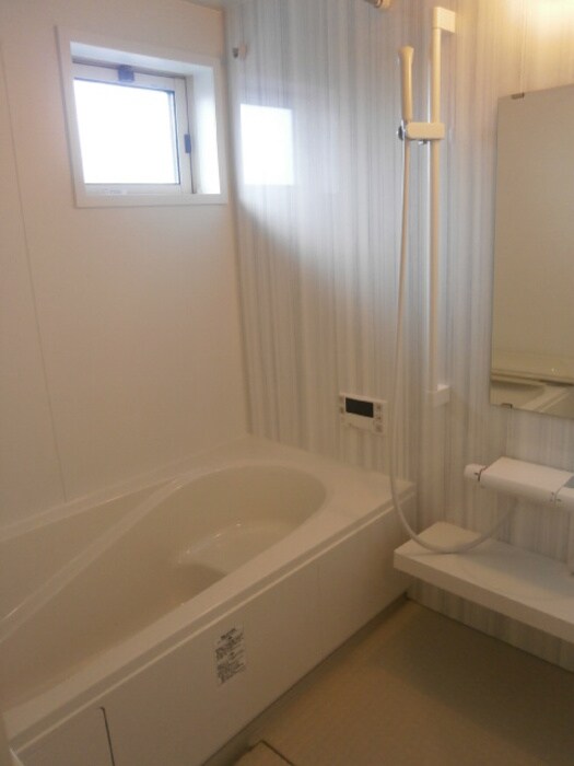 物件内観写真8　(換気暖房乾燥機付浴室)