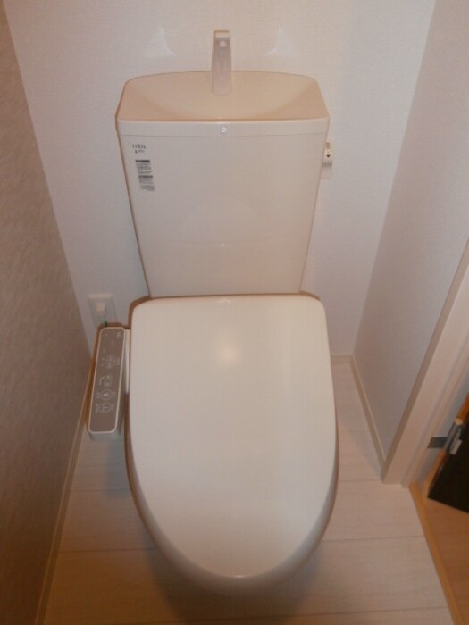 物件内観写真11　(温水洗浄暖房便座)