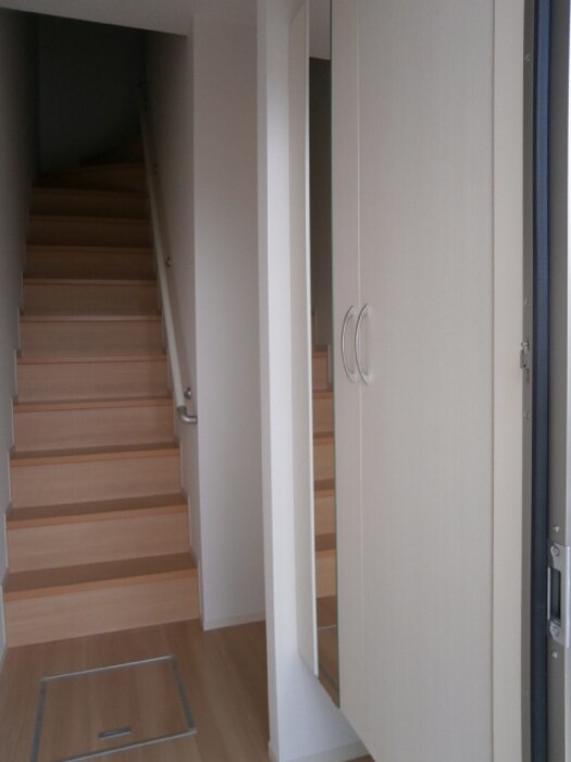 物件内観写真13　(鏡付きシューズボックス)