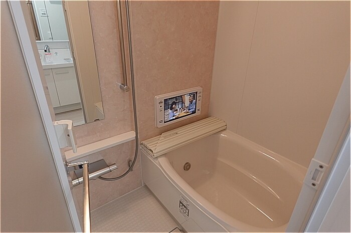 物件内観写真7　(ＴＶ付き換気暖房乾燥機付き浴室)