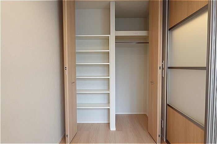 物件内観写真11　(洋室・収納)