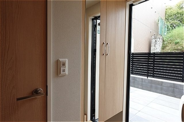 物件内観写真12　(鏡付きシューズボックス)