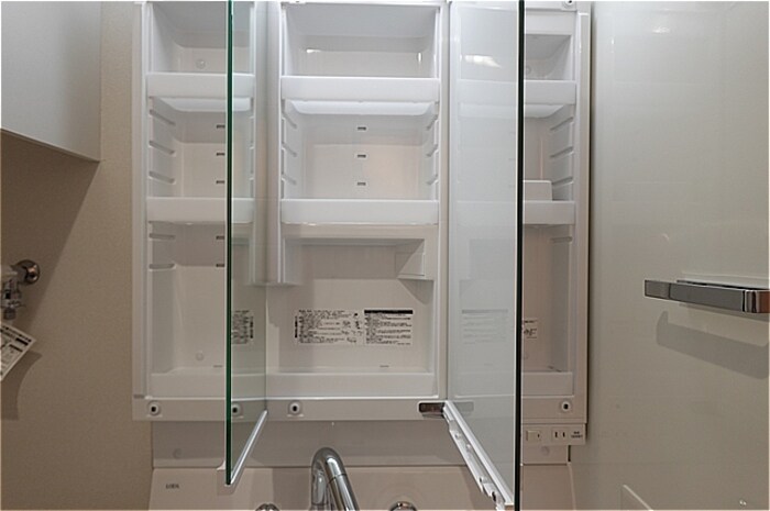 物件内観写真14　(洗面台・鏡裏収納)