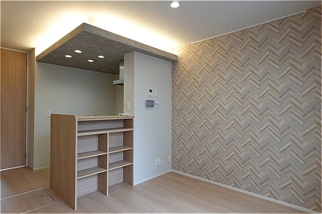 物件内観写真16　(キッチン・下がり天井の間接照明)