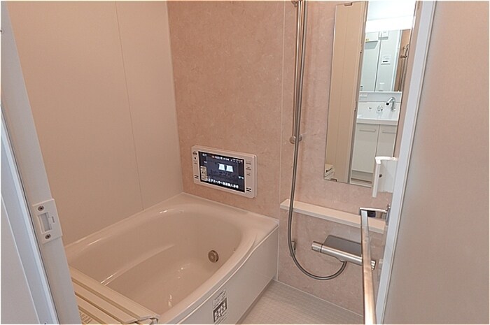 物件内観写真7　(ＴＶ付き換気暖房乾燥機付き浴室)