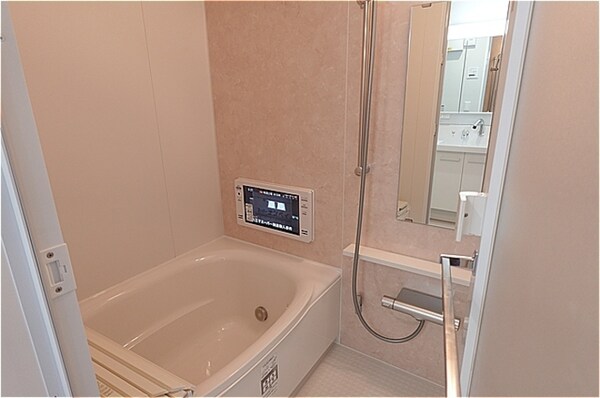 浴室(ＴＶ付き換気暖房乾燥機付き浴室)