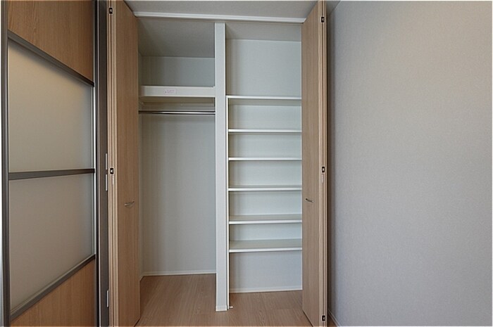 物件内観写真11　(洋室・収納)