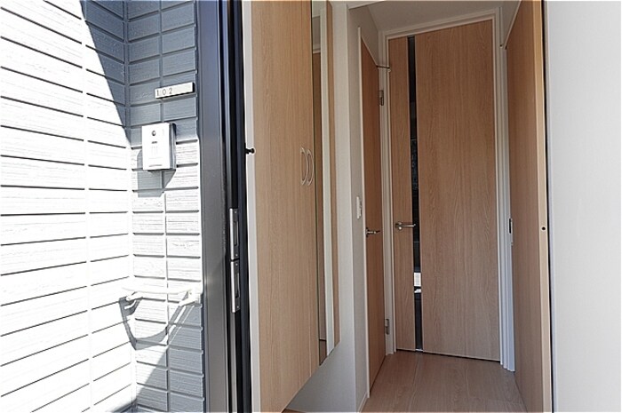 物件内観写真12　(鏡付きシューズボックス)