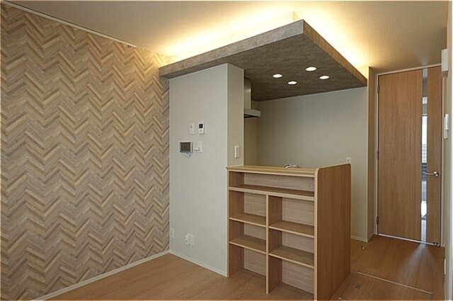 物件内観写真14　(キッチン・下がり天井の間接照明)