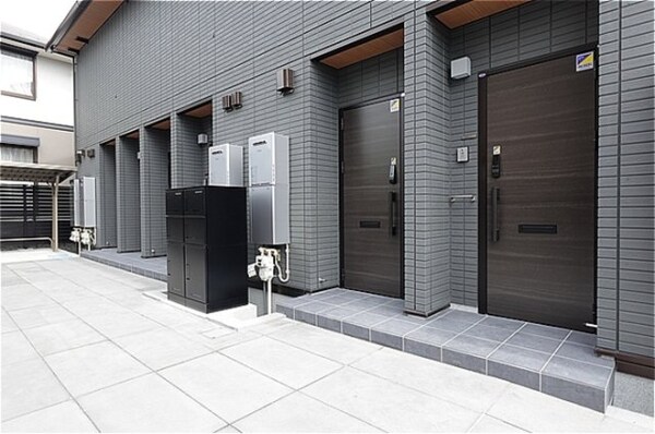 玄関(玄関側に共用宅配ボックス有り)