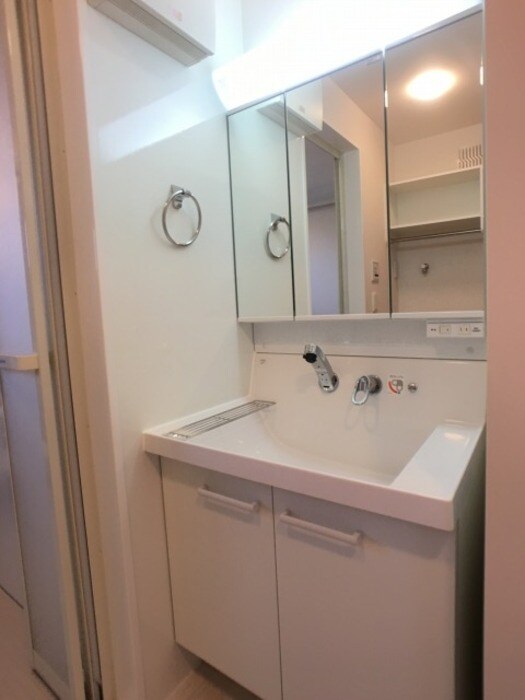 物件内観写真10　(三面鏡・整理棚付き洗面台)