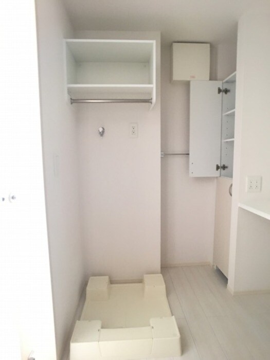 物件内観写真15　(洗濯機置き場・収納棚付き)