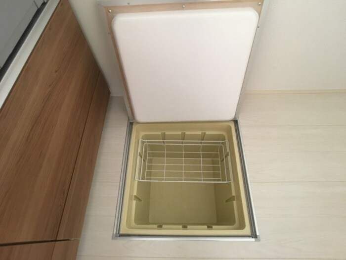 物件内観写真17　(床下収納)