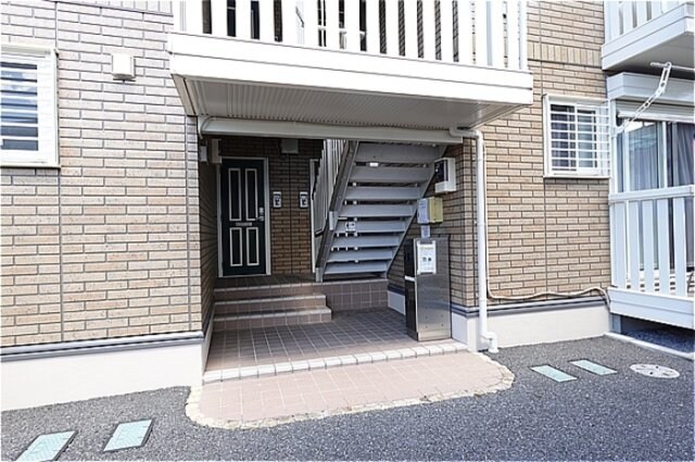 物件外観写真3　(エントランス（宅配ボックス有ります）)