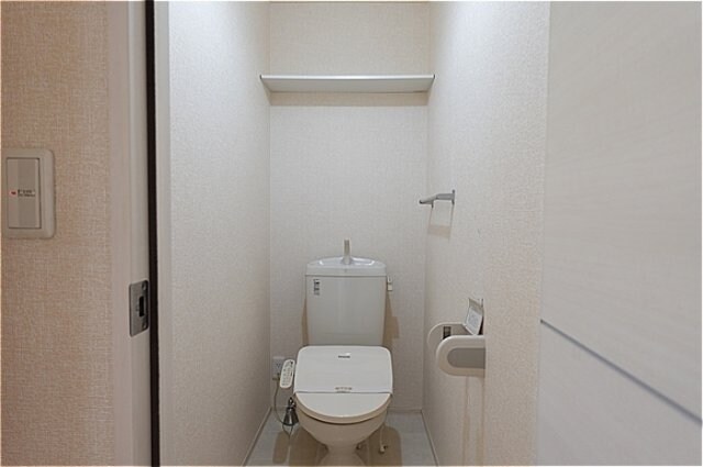 物件内観写真10　(温水洗浄暖房便座のトイレ)