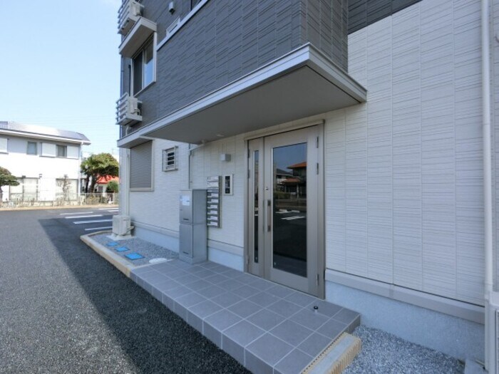 物件外観写真4　(宅配ボックス付きエントランス)