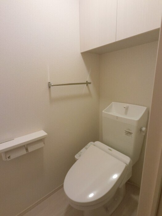 物件内観写真12　(温水洗浄暖房便座のトイレ)