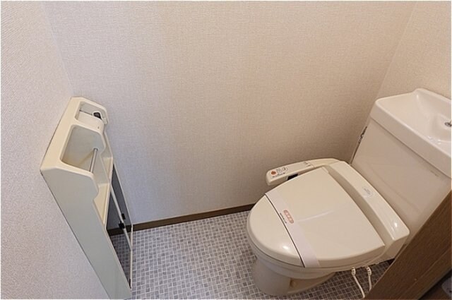 物件内観写真9　(温水洗浄暖房便座のトイレ)