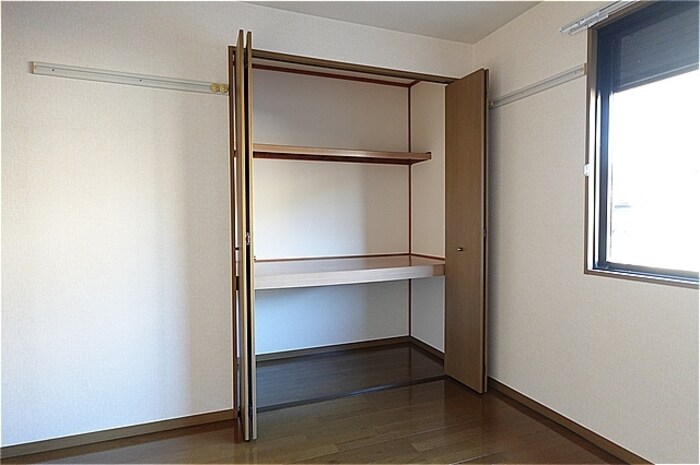 物件内観写真10　(洋室・収納)
