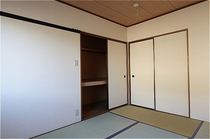 物件内観写真16　(和室・押し入れ)