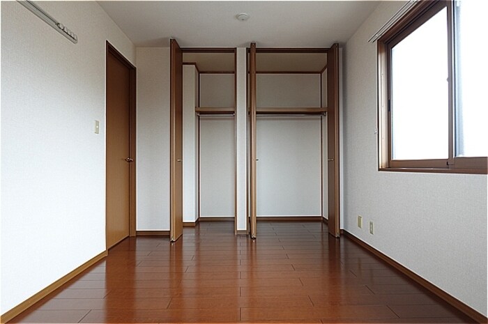 物件内観写真17　(北側洋室・クローゼット)