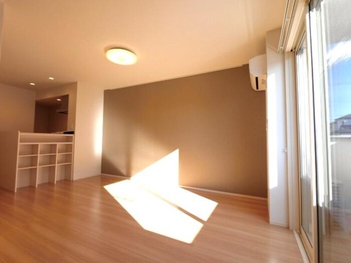 物件内観写真7　(リビング（全室照明器具付き）)