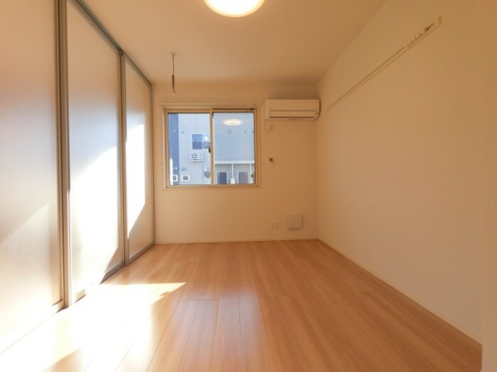 物件内観写真10　(洋室・エアコン、室内物干し付き)