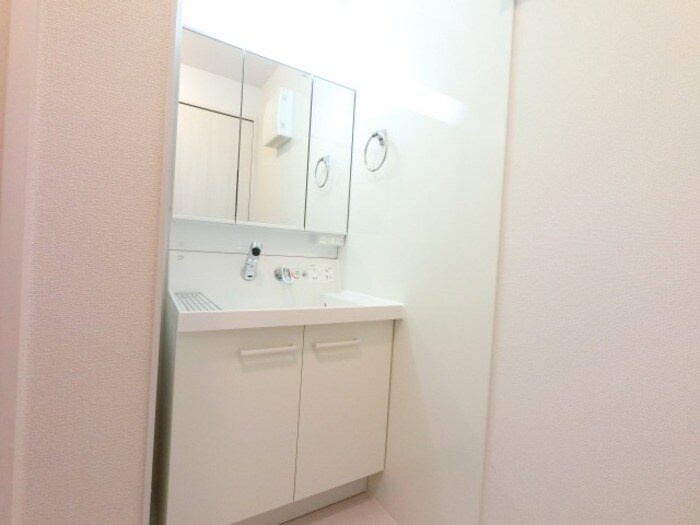 物件内観写真11　(三面鏡・整理棚付き洗髪洗面化粧台)