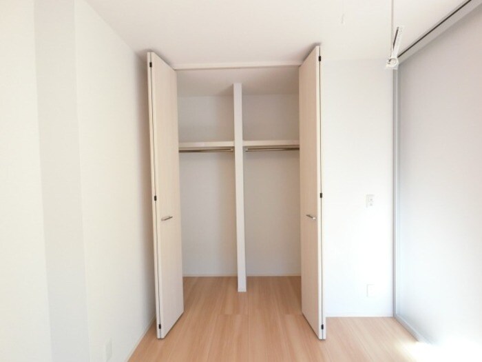 物件内観写真13　(洋室・収納)