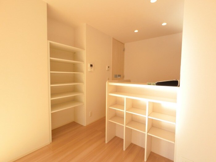 物件内観写真17　(リビング・収納棚)