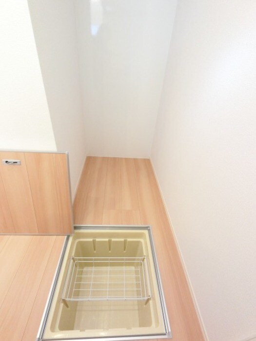 物件内観写真18　(床下収納と冷蔵庫置き場)