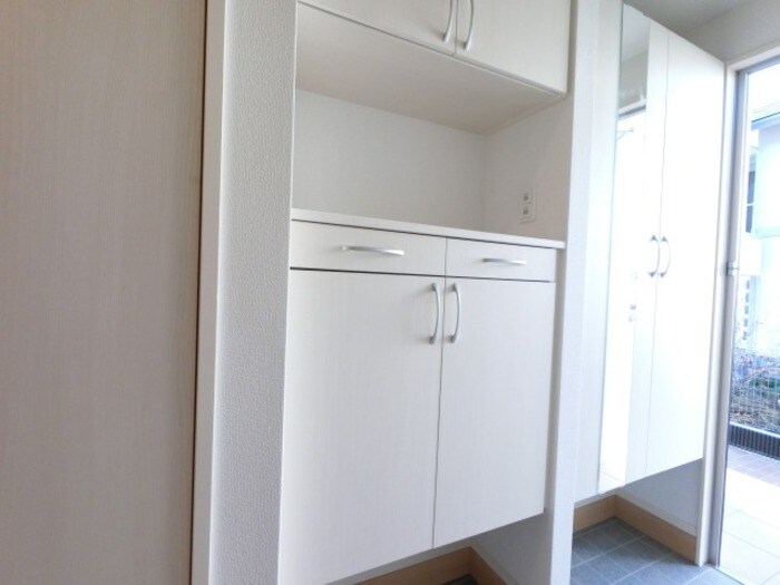 物件内観写真19　(玄関・大容量のシューズボックス)