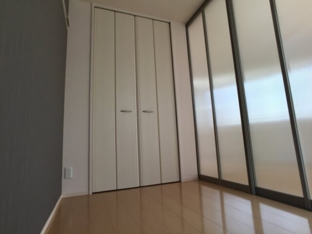 物件内観写真9　(洋室（ライトスクリーンを閉めています）)