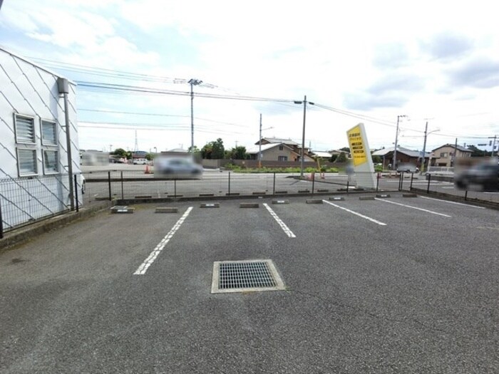 物件外観写真2　(駐車場)